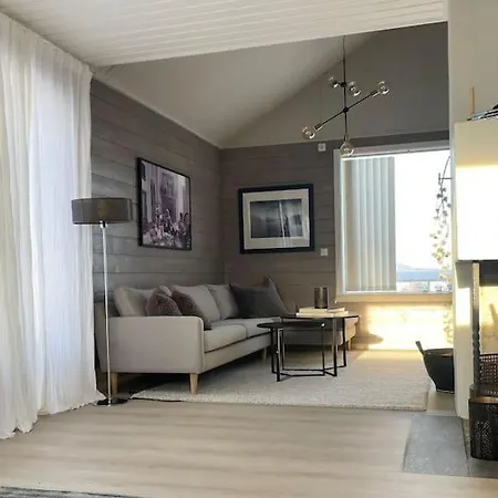Et Helt Hus I Fredelige Omgivelser Med Utsikt! Ca 10 Min Fra Sentrum