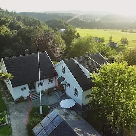 Et Helt Hus I Fredelige Omgivelser Med Utsikt! Ca 10 Min Fra Sentrum *