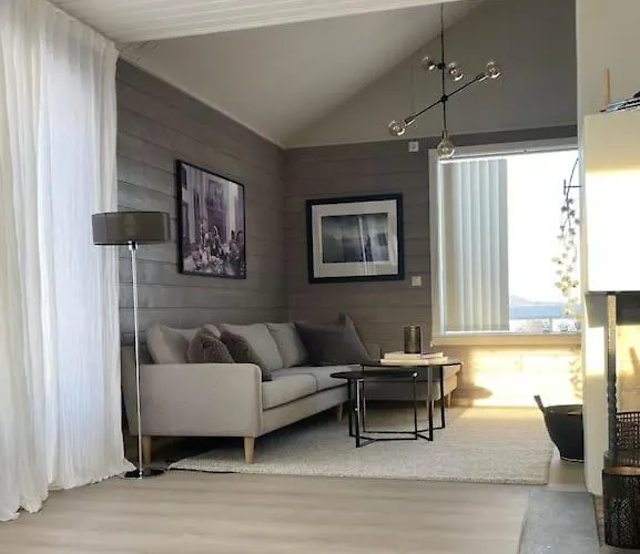 Et Helt Hus I Fredelige Omgivelser Med Utsikt! Ca 10 Min Fra Sentrum